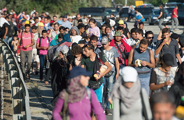 2015年9月5日、ハンガリーからドイツを目指す難民たち