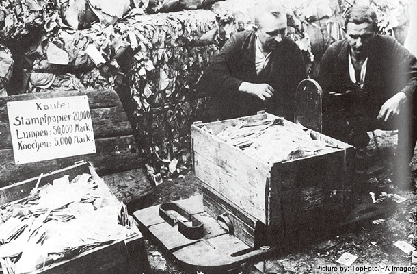 紙きれ同然となった紙幣を箱に詰め、古紙として販売する人々