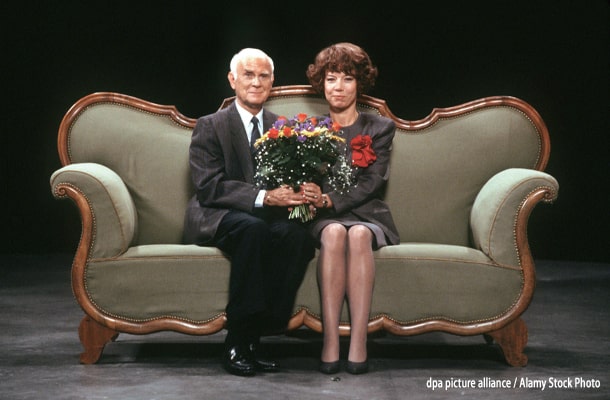 緑のソファに座るロリオとイヴリン（1989年撮影）