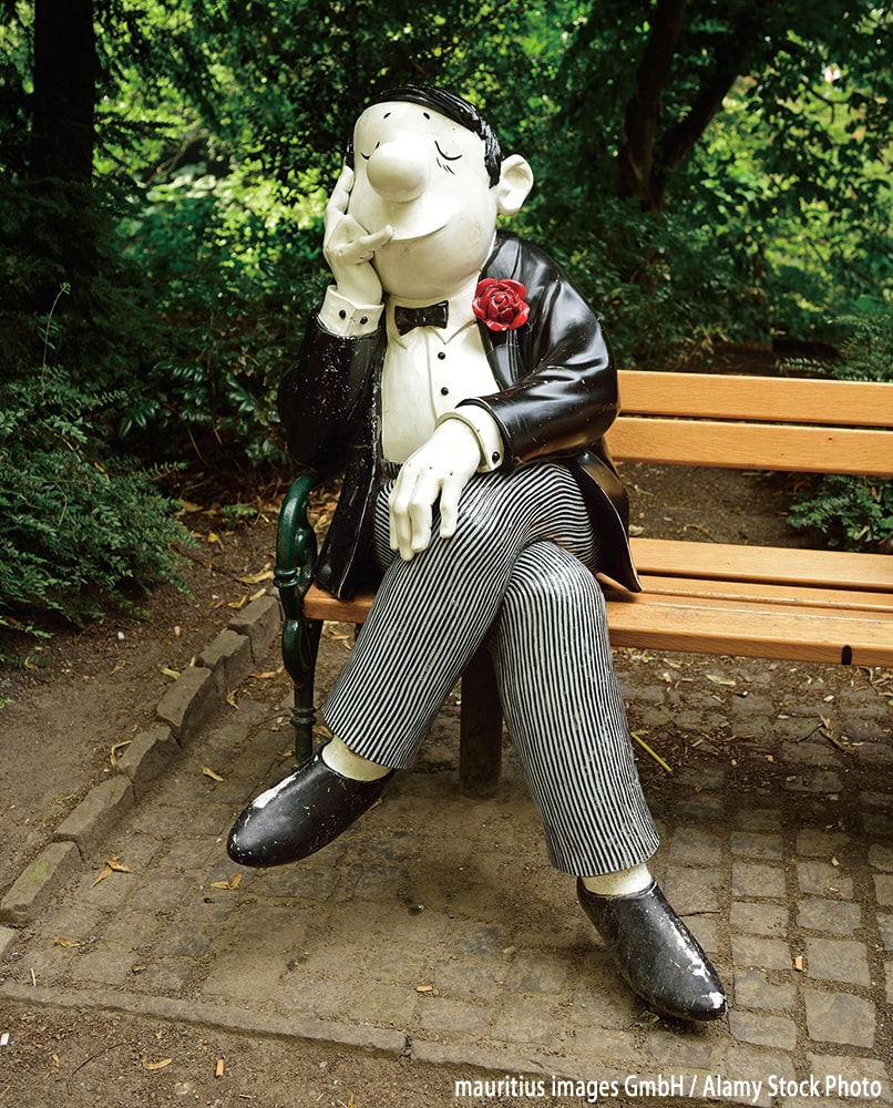 ブレーメンのロリオ広場（Loriotplatz）のベンチに座るだんご鼻の男のモニュメント