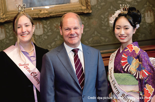 2013年、当時ハンブルク市長だったオラーフ・ショルツ氏のもとを、日本とハンブルクそれぞれのさくらの女王たちが表敬訪問した時の様子