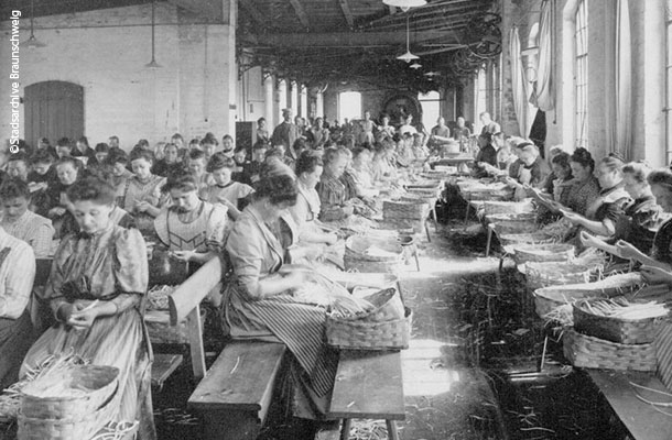 シュパーゲルの主要生産産地であるブラウンシュヴァイクにて、シュパーゲルの皮むきに従事する女性たち。1850年ごろから缶詰での保存技術が発達し、長距離輸送も可能になった