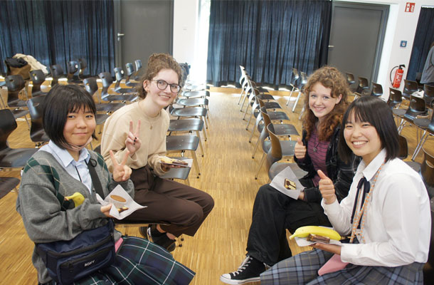 デュイスブルクの高校で、日本語を勉強しているドイツの高校生と交流会が持たれた