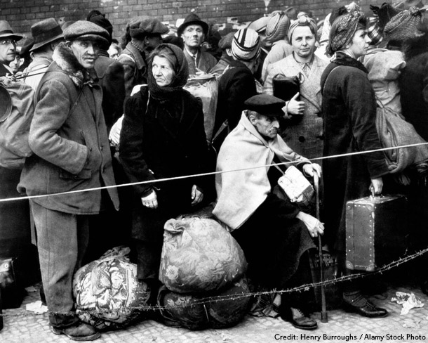 1945年10月、ベルリンのアンハルター駅で電車を待つ被追放者たち
