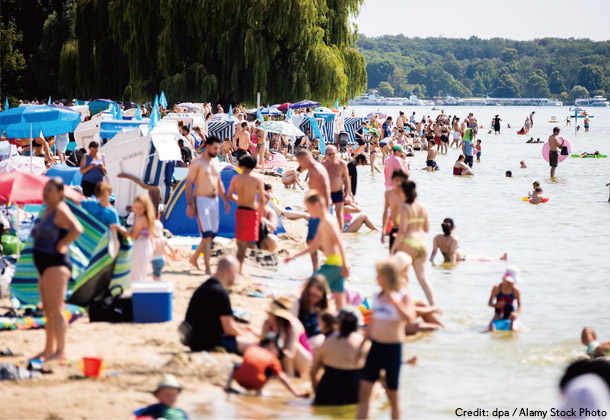 多くの人でにぎわうヴァンゼー湖水浴場
