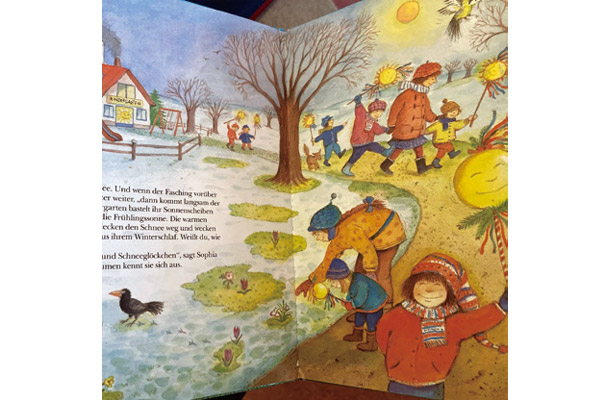 絵本の読み聞かせ