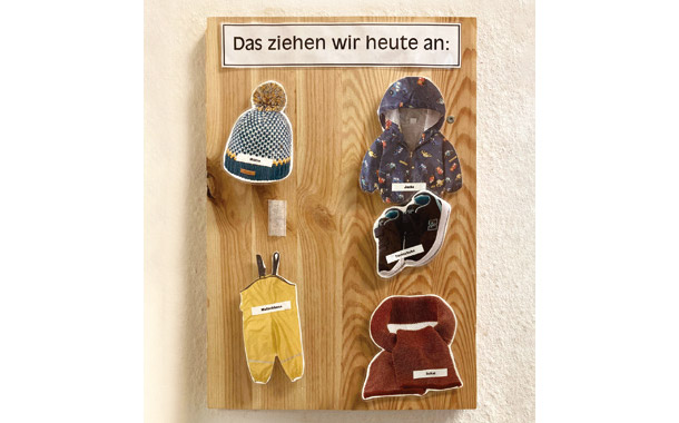 気候に合わせた服装を子どもたちに示すパネル