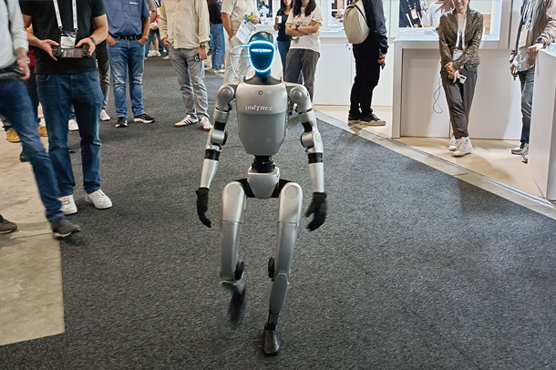 来場者に混ざってメッセ会場内を闊歩するロボット