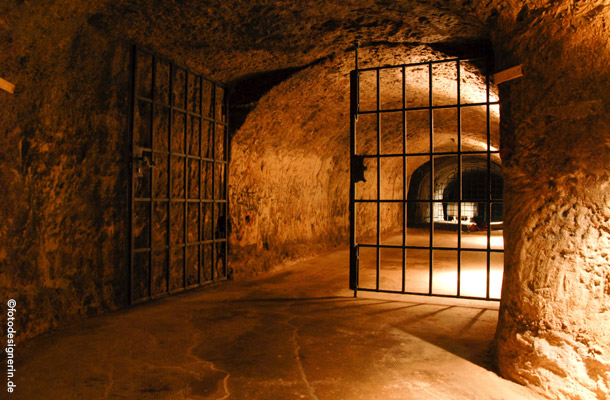 歴史的岩窟ツアー