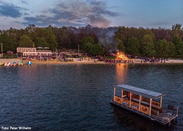 魔女の火あぶりと五月柱