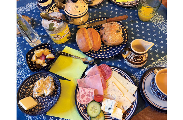 黄色いホテルの朝食ビュッフェ