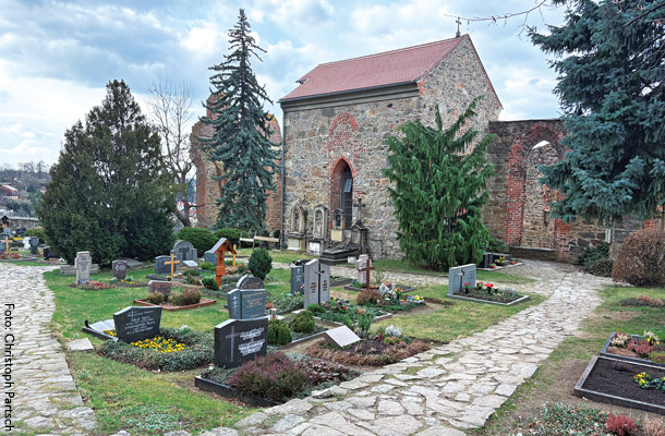 ニコライ教会の墓地