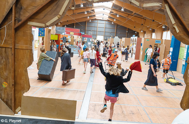 子どもたちが舞台裏で遊ぶ様子