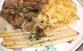 豚肉のケイパーソースシュパーゲル添え
